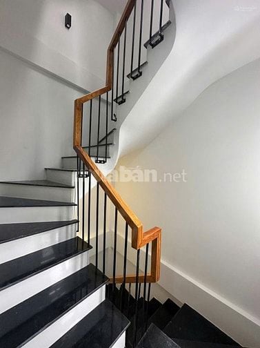 Nhà thang máy phố Cát Linh 45m2 x 7 t cách phố 20 m giá bán 16 tỷ 