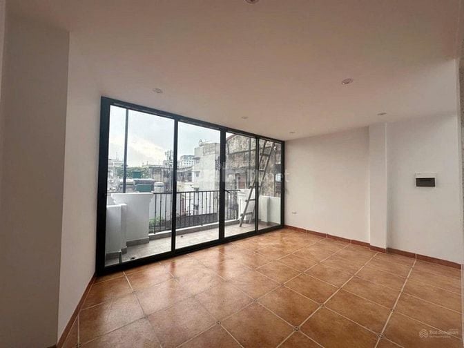 Nhà thang máy phố Cát Linh 45m2 x 7 t cách phố 20 m giá bán 16 tỷ 
