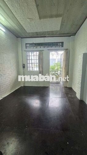 Nhà hẻm thông 3gac, gần pmqt,2p có ban công, sân xe máy .