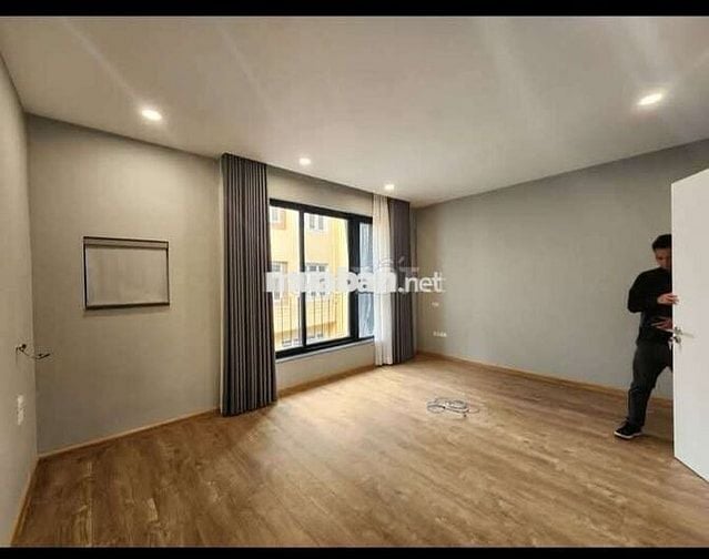 Tôi cần bán nhà Võng Thị, 6tầng thang máy full nội thất.