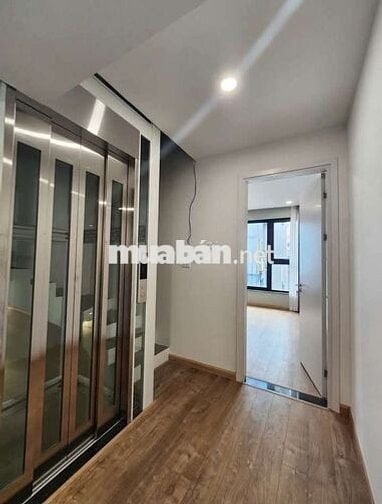 Tôi cần bán nhà Võng Thị, 6tầng thang máy full nội thất.