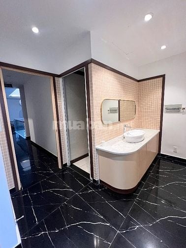 Chính chủ chốt thuê toà nhà 22 đường 3/2, Giá 400tr/tháng