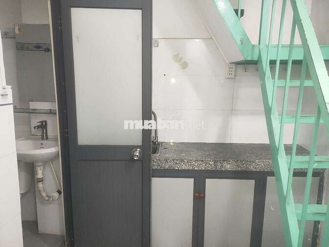 Cho thuê nhà Bình Thạnh gần trung tâm, 1 trệt 1 lầu 1 lửng, có bếp