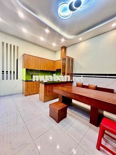 Nhà Mới Đẹp DT 180m2 1Trệt 2Lầu 3Pn 4Wc Có Đất Trống Đậu Ôtô Sân Thượg