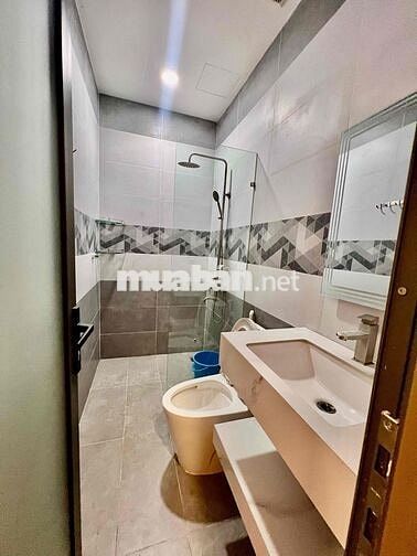 Nhà Mới Đẹp DT 180m2 1Trệt 2Lầu 3Pn 4Wc Có Đất Trống Đậu Ôtô Sân Thượg