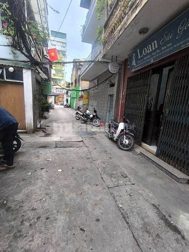 Rất Hiếm-Hơn 5Tỷ-Nhà 3Tầng-21m2-Mặt Ngõ ÔTÔ-Thẳng 30m Ra Phố Bạch Mai