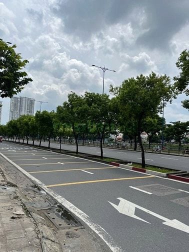 Bán nhà MT Võ Văn Kiệt Q1 102m2 5 tầng không QH