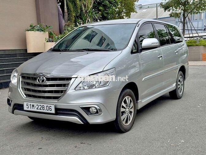 Toyota Innova 2015 V Bạc