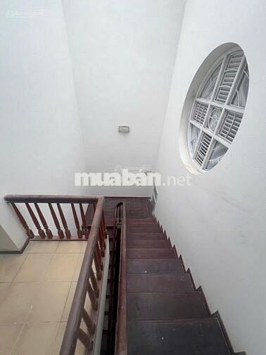 Cho thuê căn nhà 85m2 xây 4 tầng tại ngõ 93 phố Trung Kính, HN