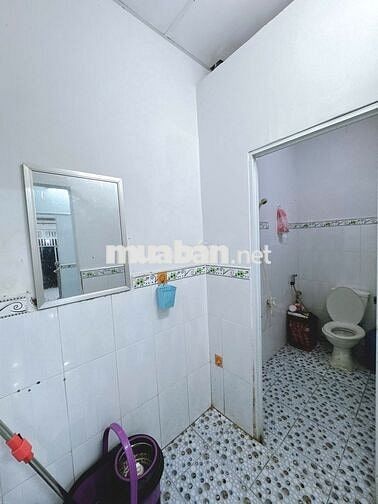 Nhà sạch sẽ,dt4*15m,1lau,2pn,2wc,cổng rào,sân đậu xe,gần đường 50m