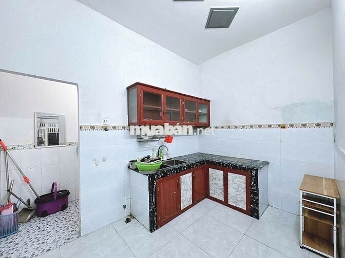 Nhà sạch sẽ,dt4*15m,1lau,2pn,2wc,cổng rào,sân đậu xe,gần đường 50m