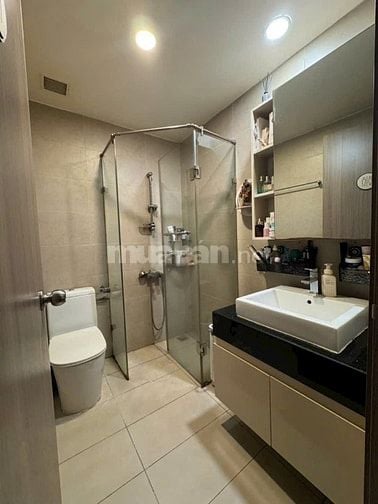 Bán căn hộ lầu 5 mặt tiền Phường Bến Thành Q1 dt: 44m giá 5 tỷ 