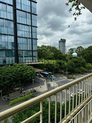 Bán căn hộ lầu 5 mặt tiền Phường Bến Thành Q1 dt: 44m giá 5 tỷ 