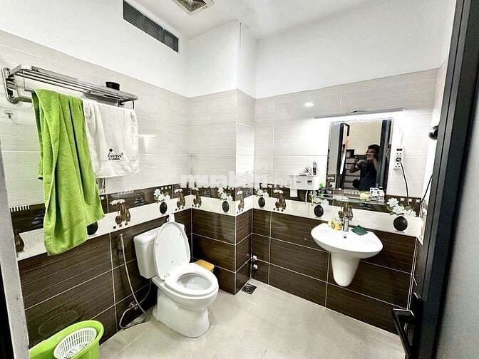 213/3 Nguyễn Xí 6,72 x 6.42 - 5 tầng 172m2 Tây Nam 5PN 4 WC