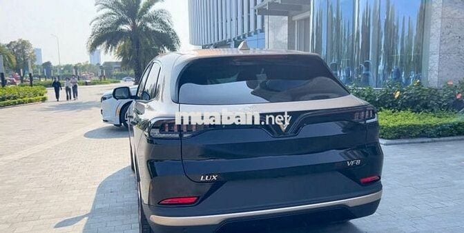 VinFast VF8 2025 Eco màu Đen đồng, trắng xám