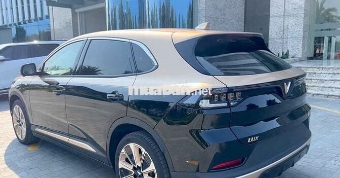 VinFast VF8 2025 Eco màu Đen đồng, trắng xám