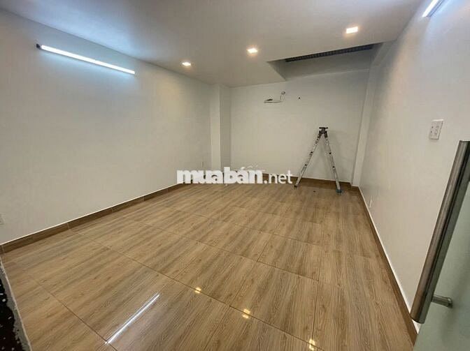 NHÀ MT HẺM XE TẢI D5 4X18M CÓ THANG MÁY, NHIỀU PHÒNG VÀ WC