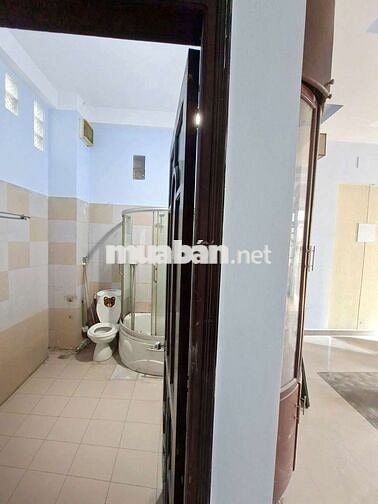 Mặt tiền Giải Phóng nhà 6PN 6wc sơn mới hoàn toàn