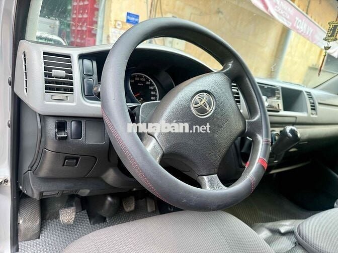 Toyota Hiace 2013 16 chỗ máy xăng, hỗ trợ hạ tải