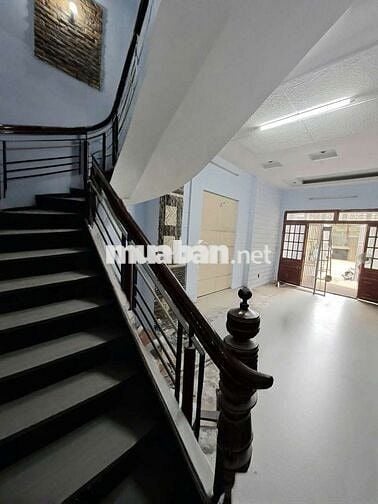 Mặt tiền Giải Phóng nhà 6PN 6wc sơn mới hoàn toàn