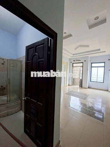 Mặt tiền Giải Phóng nhà 6PN 6wc sơn mới hoàn toàn