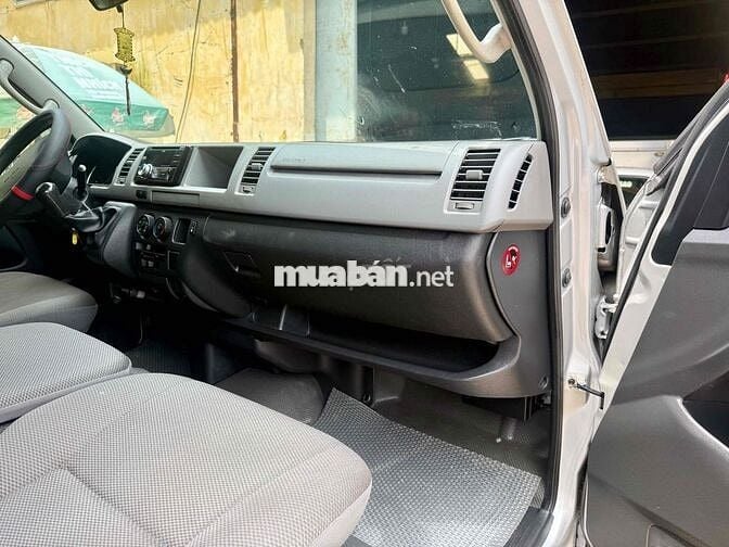 Toyota Hiace 2013 16 chỗ máy xăng, hỗ trợ hạ tải