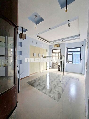 Mặt tiền Giải Phóng nhà 6PN 6wc sơn mới hoàn toàn