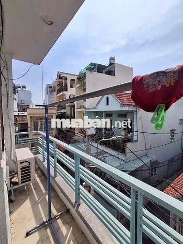 GÒ VẤP HẺM NHỰA Ô TÔ NGỦ TRONG NHÀ