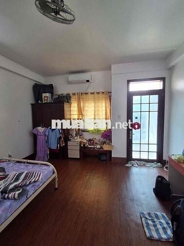 GÒ VẤP HẺM NHỰA Ô TÔ NGỦ TRONG NHÀ