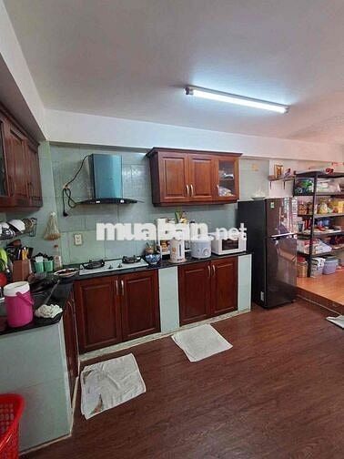 GÒ VẤP HẺM NHỰA Ô TÔ NGỦ TRONG NHÀ