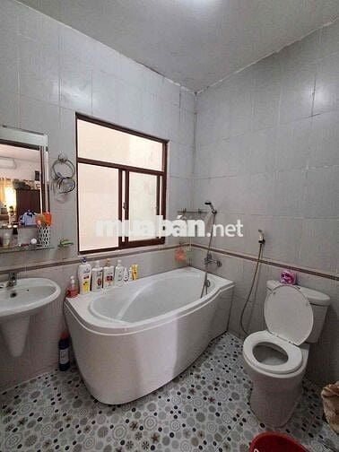 GÒ VẤP HẺM NHỰA Ô TÔ NGỦ TRONG NHÀ