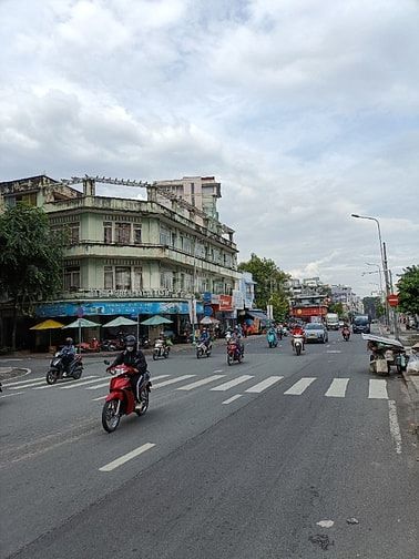 CẦN BÁN Nhà MT Nguyễn Trãi F7Q5 đt: 4,3m x 23m vuông vứt 3 lầu st