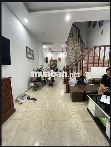 Tôi cần bán nhà 4tầng mặt ngõ Hoàng Quốc Việt ô tô chánh đỗ.