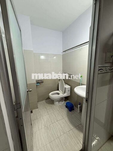 Cho thuê nhà NGUYÊN CĂN chỉ 9tr hẻm oto gần Phạm Văn Đồng. Nhà mới