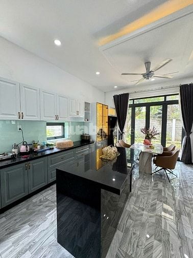 Cần bán gấp biệt thự hồ bơi sân vườn Nhị Bình dt 766m giá 20.8 tỷ