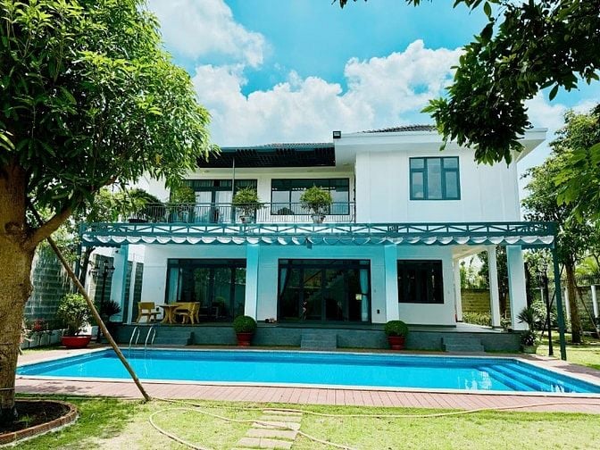 Cần bán gấp biệt thự hồ bơi sân vườn Nhị Bình dt 766m giá 20.8 tỷ