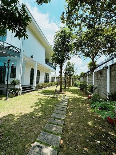 Cần bán gấp biệt thự hồ bơi sân vườn Nhị Bình dt 766m giá 20.8 tỷ