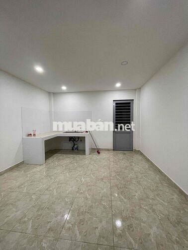 Cho thuê nhà (4m x 20m) có gác trệt trống suốt hẻm xe tải