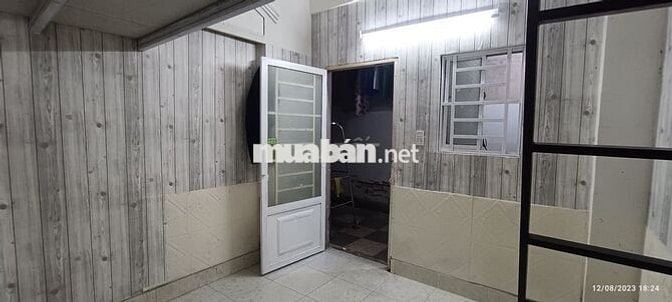 Phòng trọ đường Lô Tư Bình Tân có gác, có máy lạnh, yên tĩnh, an ninh.