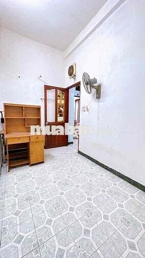 NHÀ MẶT TIỀN ĐƯỜNG SỐ RỘNG 8m TẠI Q4 - XE HƠI NGỦ TRONG NHÀ - KHU DCHH