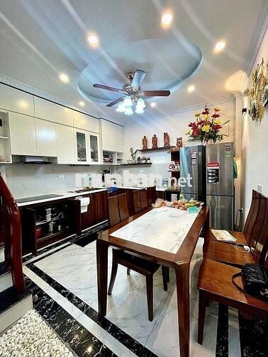 Cho thuê nhà ngọc Lâm Long Biên 50m 5 tầng 6p ngủ fun đồ giá 16 triệu