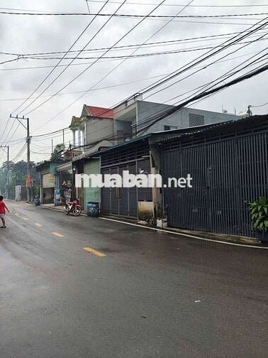 Nhà mặt tiền nhựa giá tốt dĩ an