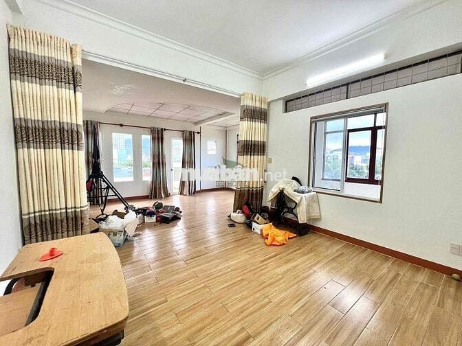 CHO THUÊ NHÀ KINH DOANH 3 TẦNG 7 PHÒNG  SIÊU RỘNG MẶT ĐƯỜNG LÊ HỒNG PH