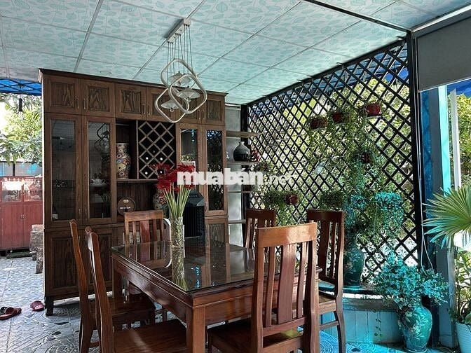 Bán biệt thự phố đường rộng, diện tích lớn, cây xanh, nội thất đầy đủ.