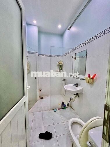 Nhà Có Sân Trồng Cây DT 8x10 1Trệt 1Lầu 2Pn 2Wc Hẻm Ôtô Ngay Chung Cư