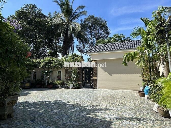 Bán biệt thự phố đường rộng, diện tích lớn, cây xanh, nội thất đầy đủ.