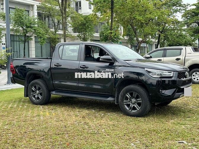 Toyota Hilux 2024 E 4x2 AT 3,4 vạn km!