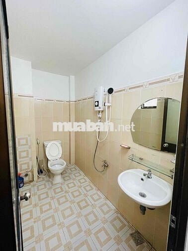 Nhà riêng biệt, khu dân trí cao, diên tích 150m2, xe hơi để trong nhà