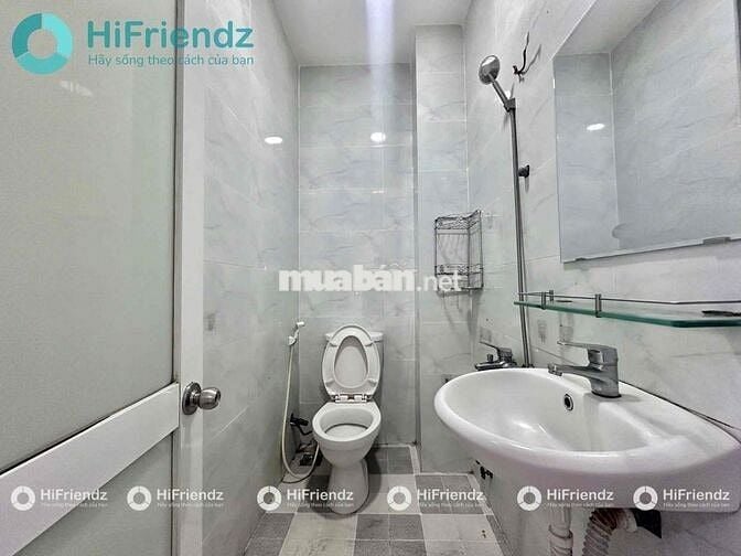 Cho thuê phòng cửa sổ trời lớn rộng gần 25m2 kế parc mall đầy đủ tiện