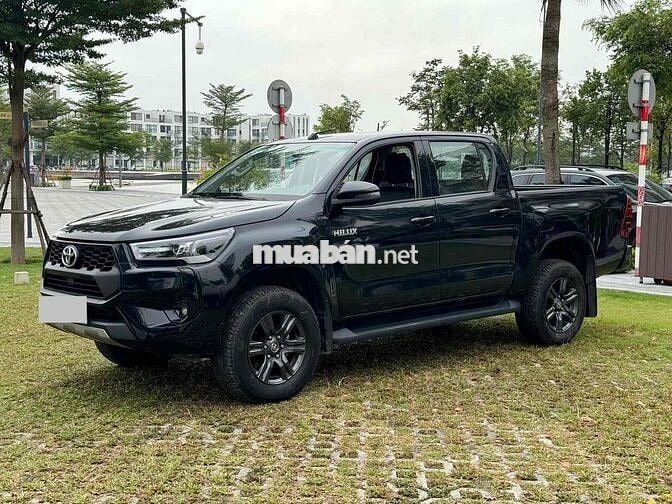 Toyota Hilux 2024 E 4x2 AT 3,4 vạn km!